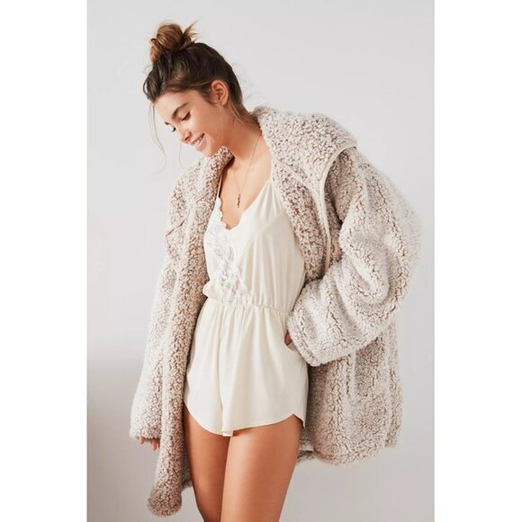 URBAN OUTFITTERS Shaila Oversized Fuzzy Lounge Jacket in Natural, Size L - Picture 3 of 10